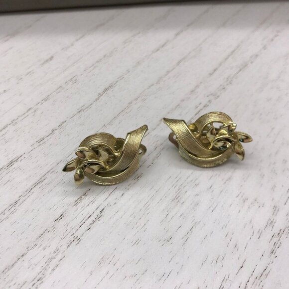 Vintage Gold Tone Clip-On Leaf Earrings Floral Swirl Design by Lisner - Picture 6 of 6
